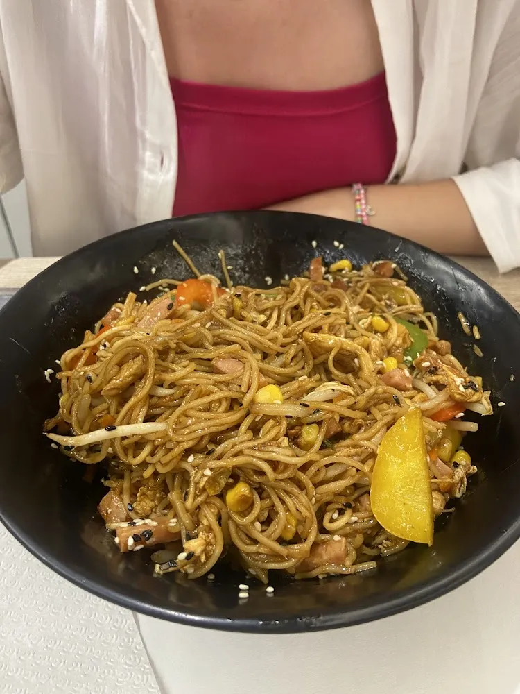 Wok de Noodles Pollo Maíz Sésamo Pimientos Salsa Teriyaki Trocitos de Bacon Y Brotes de Soja