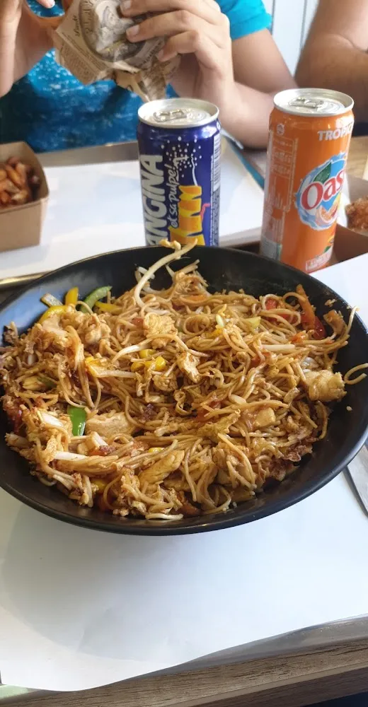 Wok Nouille Aux Oeufs Poulet Poivrons Oignon Frit Sauce Teriyaki